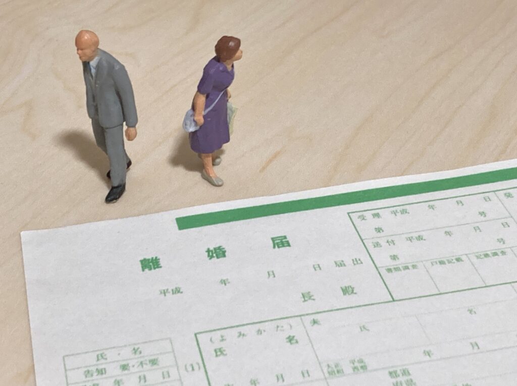 【弁護士が解説】熟年離婚における財産分与とは?対象となる財産・退職金や年金の分け方・後悔しないためのポイント