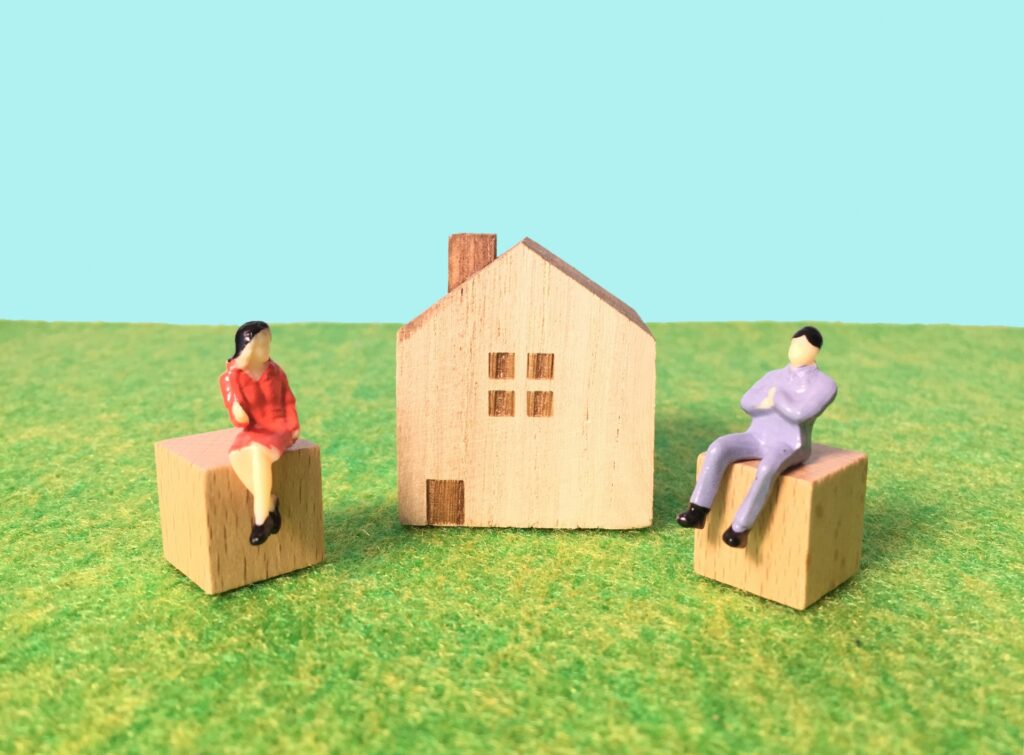 離婚する際に自宅を夫婦の共有名義にしたままにしておくことのリスクや財産分与の方法について弁護士が解説します
