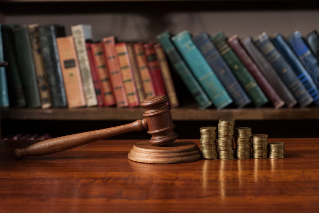 交通事故の弁護士費用は誰が払う？加害者に請求できる？損害賠償の仕組みを解説