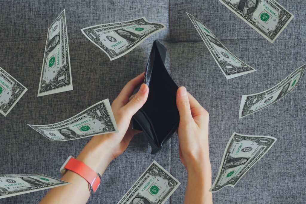 自己破産する場合、連帯保証人への影響はどのように生じるのか、また連帯保証人になるべく迷惑をかけない方法について解説します