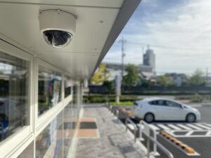 目撃者の確保と周辺カメラの確認