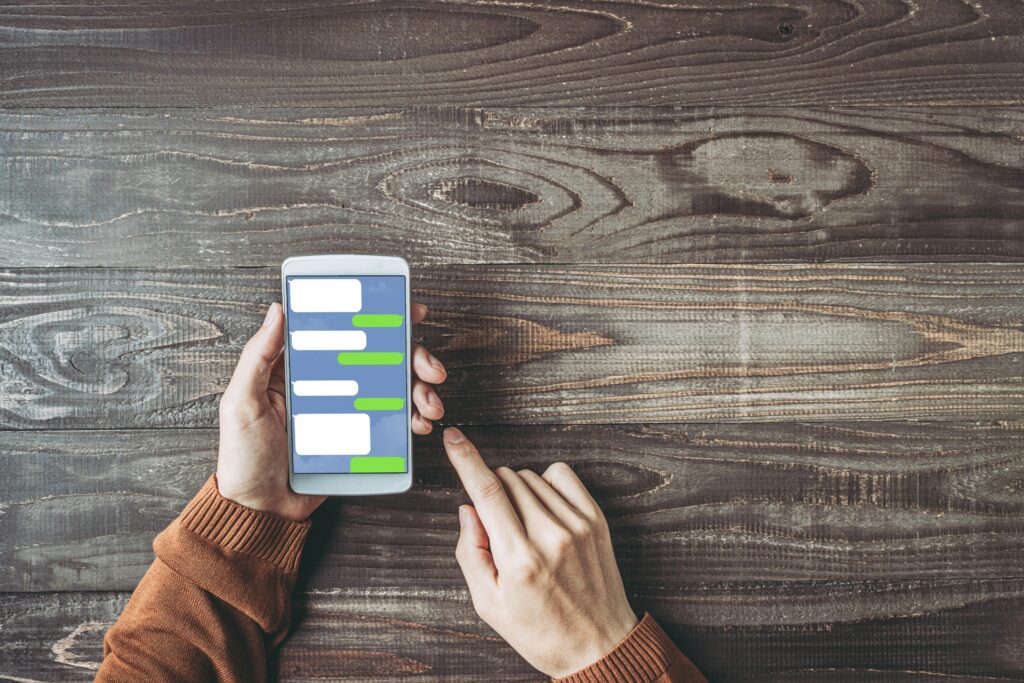 SNS・マッチングアプリが原因の離婚:LINEやSNSの証拠としての有効性