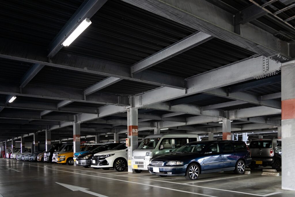 【交通事故】駐車場内の事故は「50:50」が多い?通路と駐車区画で変わるルールを解説