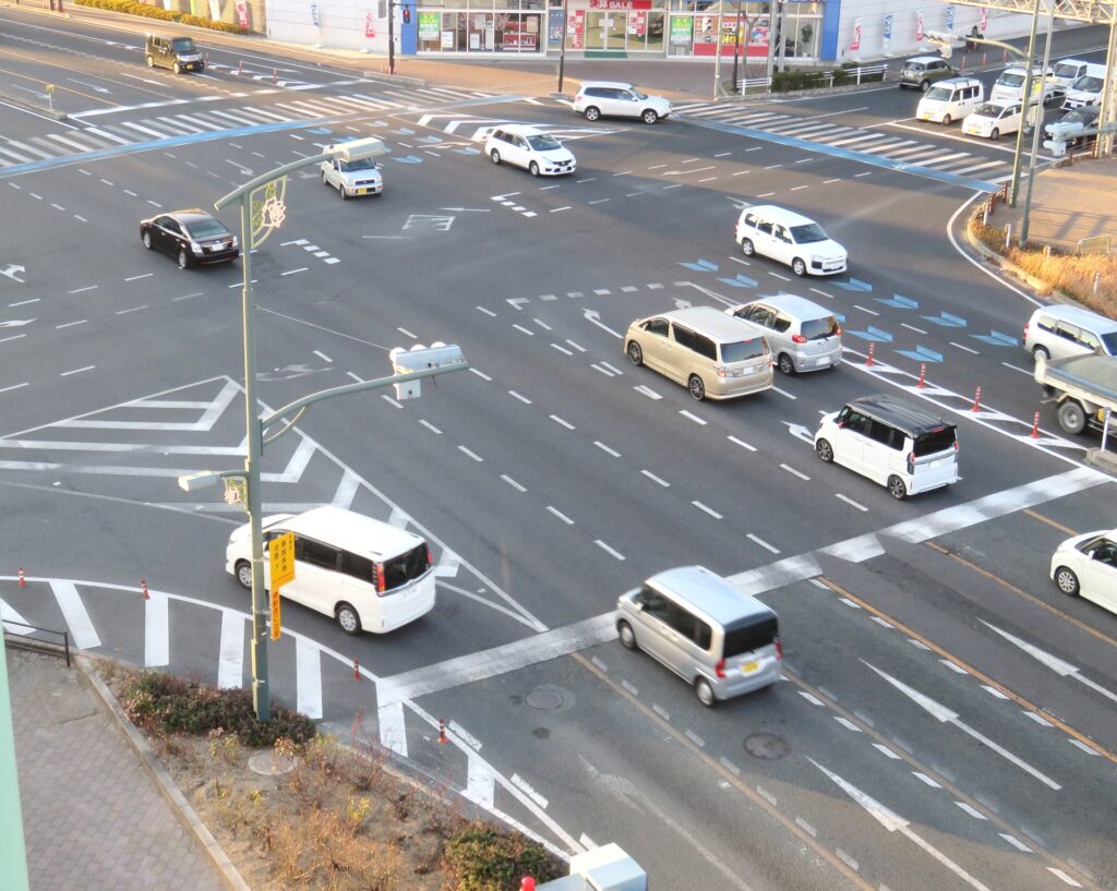 【交通事故】「右直事故」の過失割合は?直進車と右折車、青・黄・赤の信号色で変わる判断基準