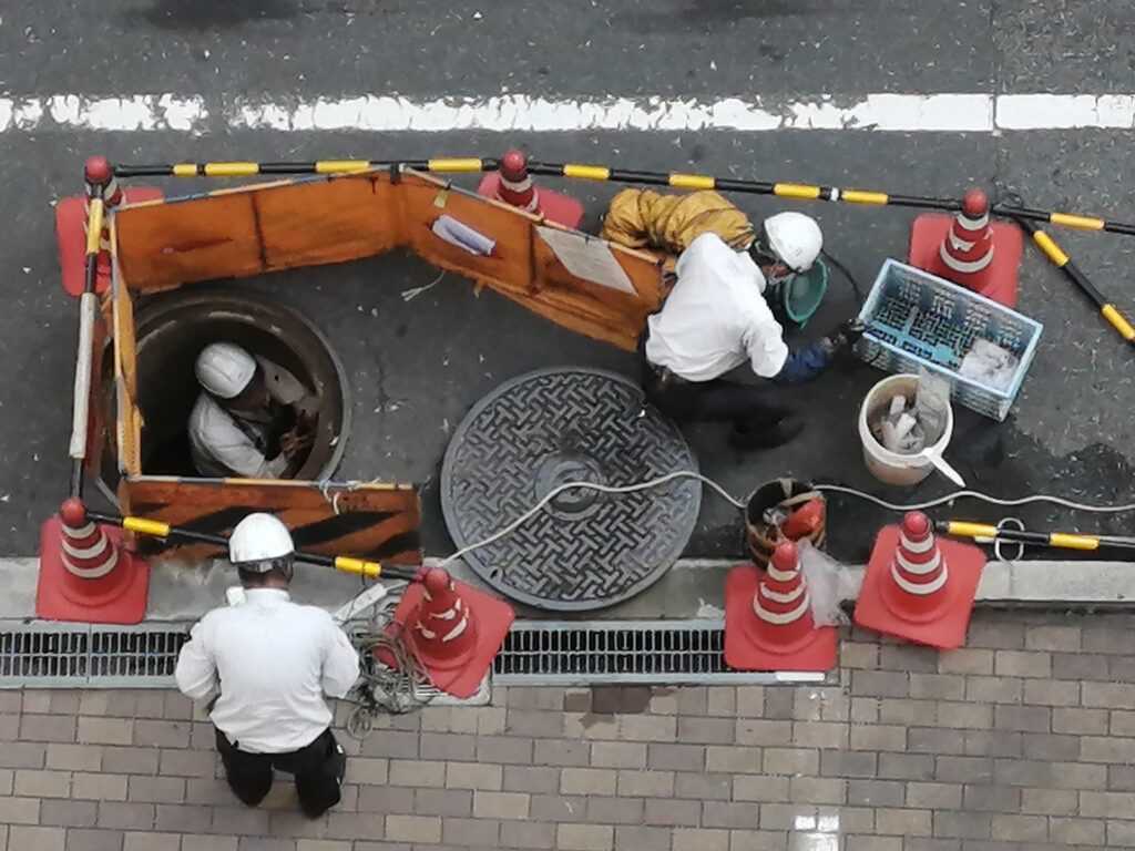 マンホール・タンク内での酸素欠乏症・硫化水素中毒事故|会社の責任と賠償請求について弁護士が解説