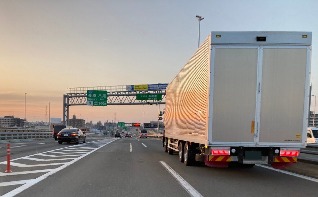 配送中・運転中の交通事故は労災?自賠責?ドライバーが損をしない使い方と、示談の注意点――弁護士が解説